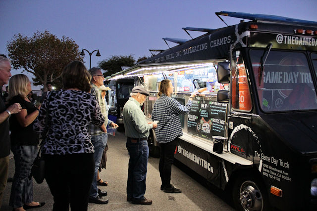 in-line-at-the-gourmet-food-trucks